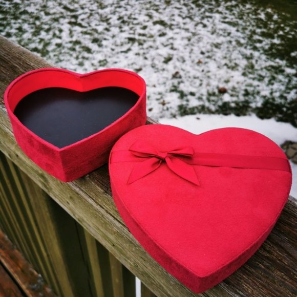 Laura Secord Heart Shaped Pink Velvet Chocolate Box with Bow - Picture 9 of 16